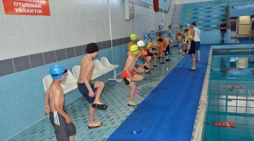 Palandöken Belediyesi’nin Yüzme Kursuna Büyük İlgi