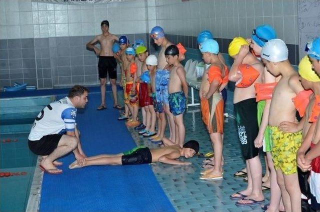 Palandöken Belediyesi’nin Yüzme Kursuna Büyük İlgi