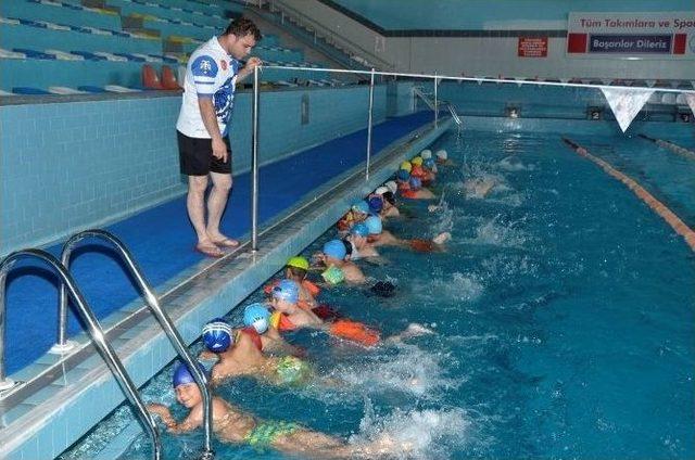 Palandöken Belediyesi’nin Yüzme Kursuna Büyük İlgi