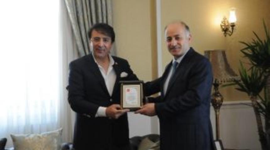 Aydemir&rsquo;den Azizoğlu&rsquo;na Ş&uuml;kran Plaketi