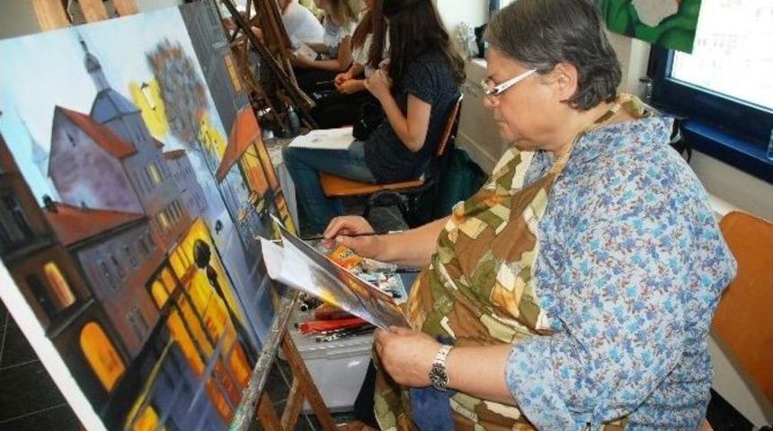 İzmek Kurslarına &Ccedil;ok Sayıda Vatandaş Katılıyor