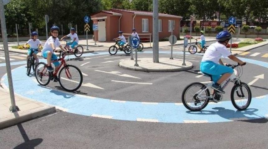 K&uuml;&ccedil;&uuml;k&ccedil;ekmeceli &Ccedil;ocuklar Pedallara Asıldı