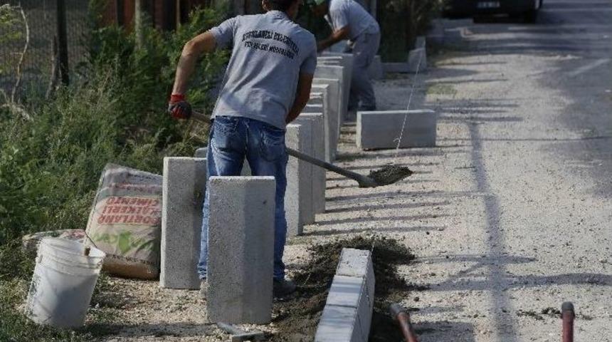 Yol Ve Kaldırım D&uuml;zenleme &Ccedil;alışmaları Devam Ediyor