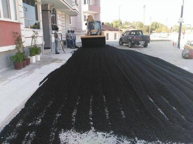 Yol Ve Kaldırım Düzenleme Çalışmaları Devam Ediyor