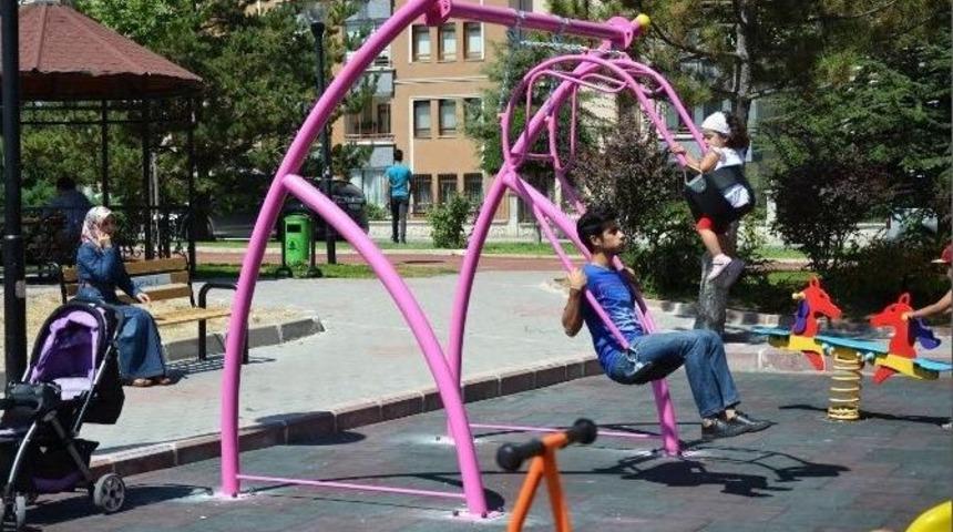 Pursaklar&rsquo;da Anne-bebek Salıncak Keyfini Birlikte Yaşıyor