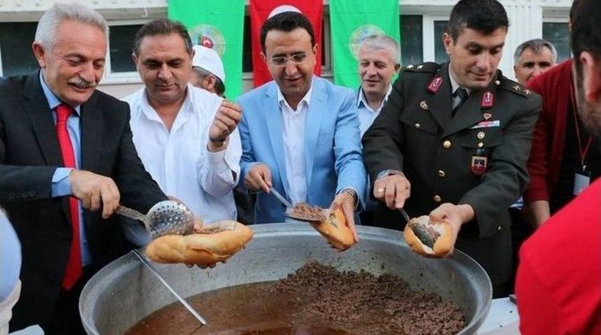 G&uuml;r&uuml;n&rsquo;de 5 Bin Kişi Demokrasi N&ouml;betini S&uuml;rd&uuml;rd&uuml;