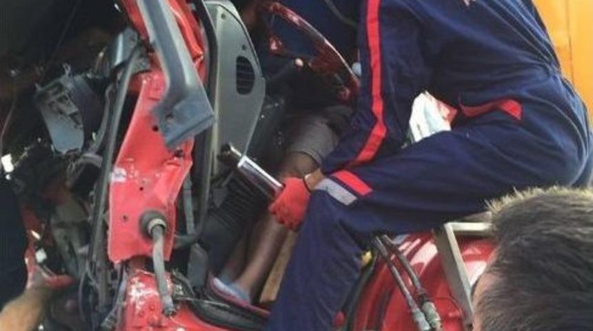 Kamyon İ&ccedil;inde Sıkışan S&uuml;r&uuml;c&uuml; Dakikalar Sonra Kurtarıldı