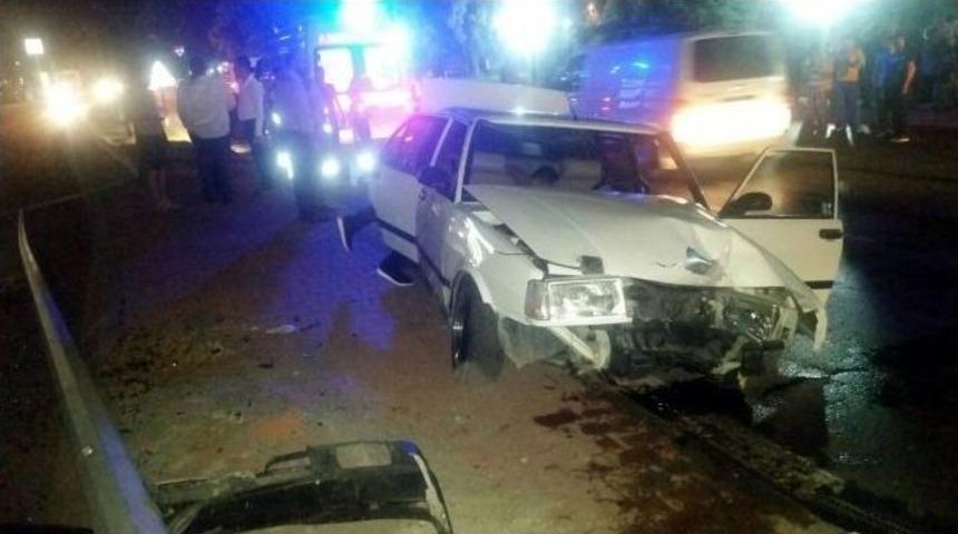 Otomobil Direğe &Ccedil;arptı: 2 Yaralı