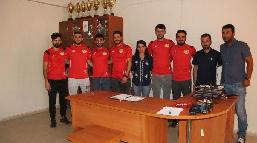 Bağlar Belediyespor 7 Futbolcuyla S&ouml;zleşme İmzaladı