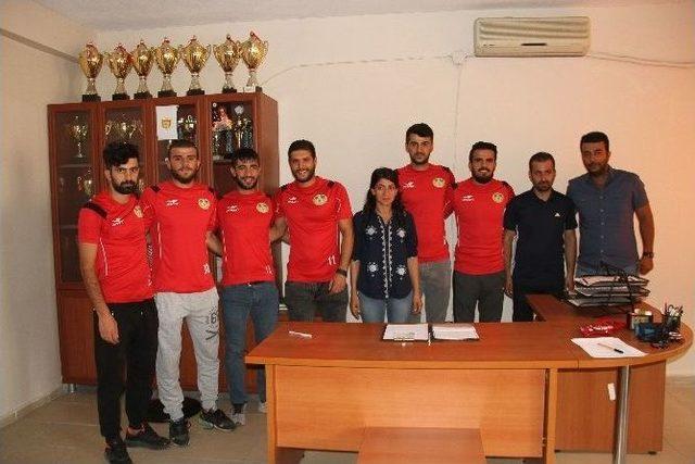 Bağlar Belediyespor 7 Futbolcuyla Sözleşme İmzaladı