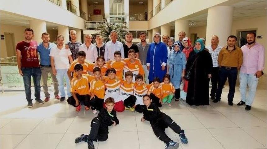 Başkan K&ouml;şker, Yavuz Selim Kul&uuml;b&uuml; Sporcularını Ağırladı