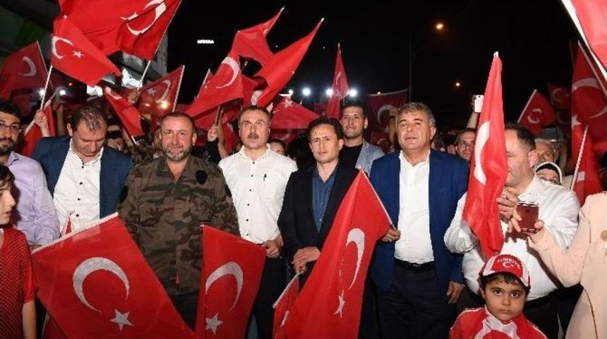 Darbe Girişimi&rsquo;ni P&uuml;sk&uuml;rten Vatandaşlar, Tuzla&rsquo;da Demokrasi N&ouml;beti&rsquo;ne Katıldı