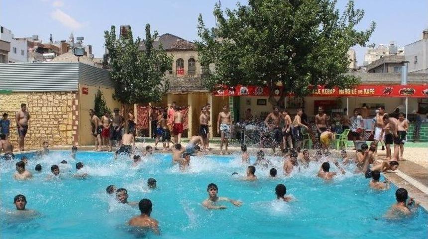 Sıcaktan Bunalan Gen&ccedil;ler Havuzda Y&uuml;zerek Serinliyor