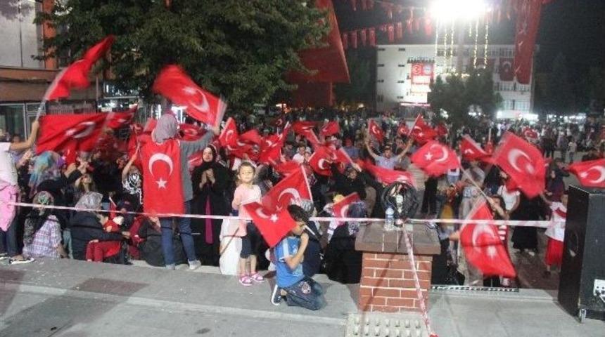 Cumhuriyet Meydanı &rsquo;gelincik Tarlası&rsquo; Gibi