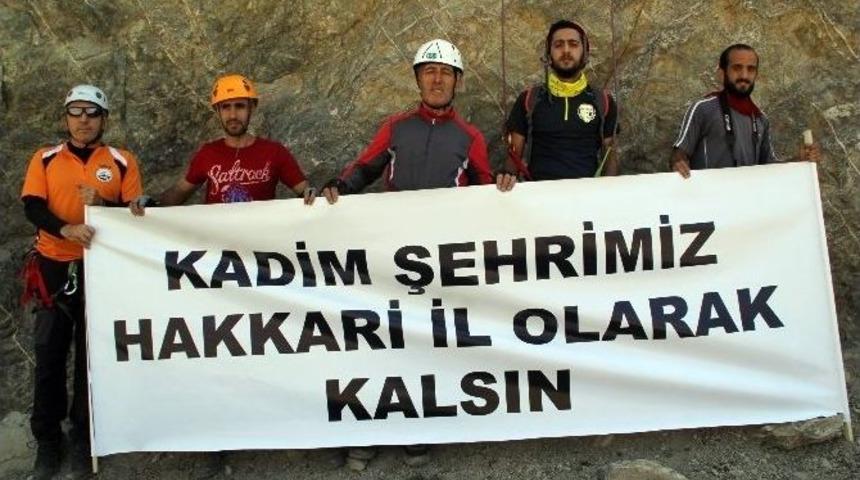 Hakkari&rsquo;de Dağcılardan Pankartlı Mesaj