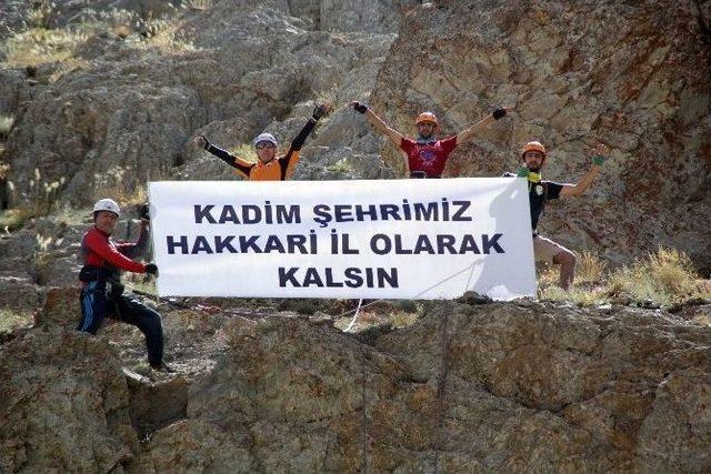 Hakkari’de Dağcılardan Pankartlı Mesaj