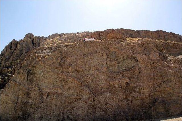 Hakkari’de Dağcılardan Pankartlı Mesaj