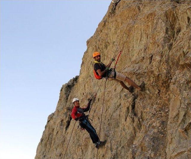 Hakkari’de Dağcılardan Pankartlı Mesaj