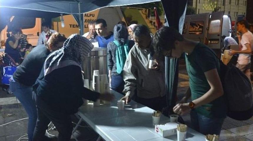 Demokrasi N&ouml;betinde &Ccedil;ay İkramı Tepebaşı&rsquo;ndan