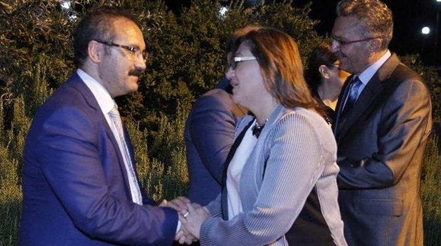 Rekt&ouml;r G&uuml;r Tebrikleri Kabul Ediyor