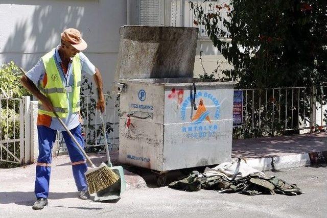 Çöpteki Yırtık Askeri Kamuflaj Paniğe Neden Oldu