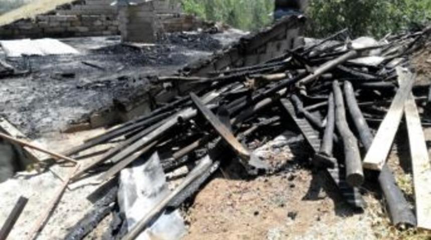 Gevaş&rsquo;ta &Ccedil;atı Yangını