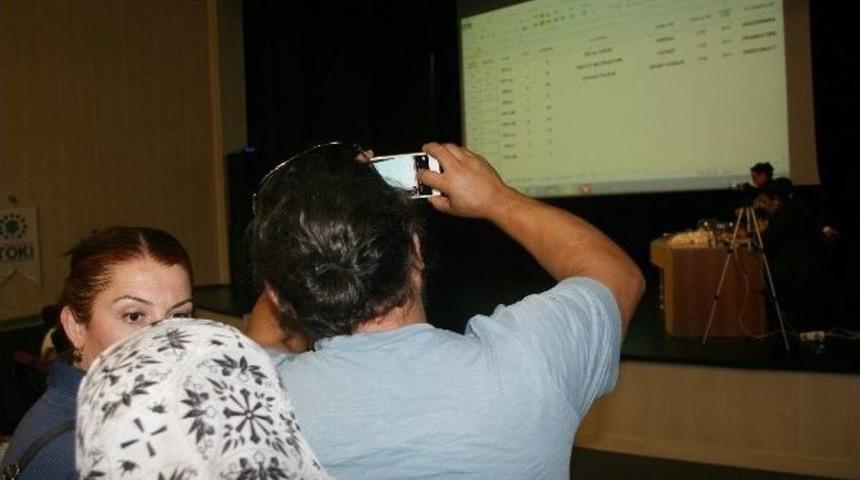 Toki Konutları Hak Sahiplerine Kura İle Teslim Edildi