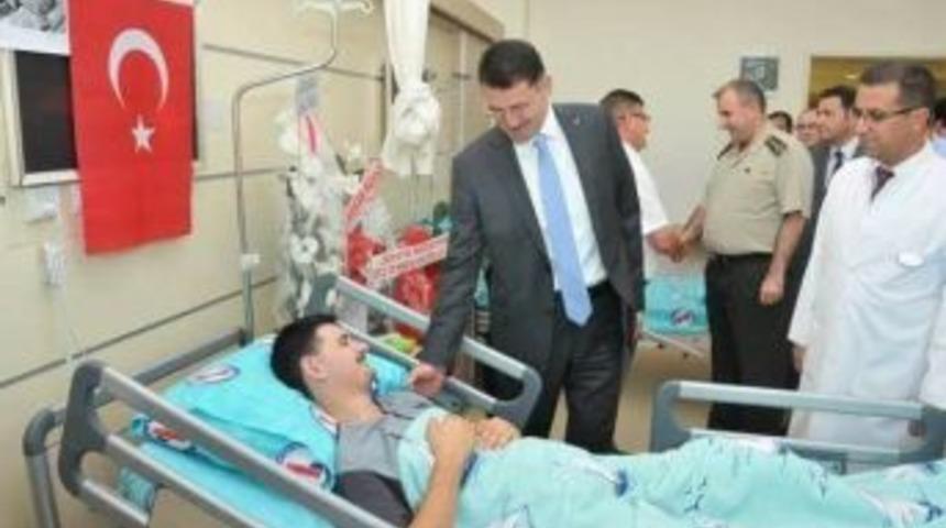 Vali Haktanka&ccedil;maz Demokrasi Gazilerini Ziyaret Etti