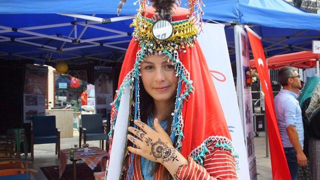 Sındırgı'daki festivalde kadınların 'katre-i henna' ilgisi