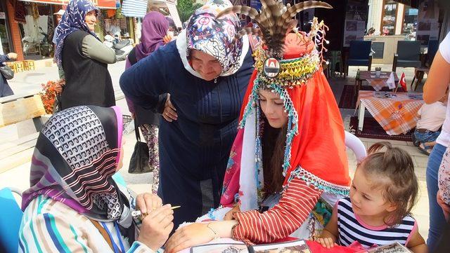 Sındırgı'daki festivalde kadınların 'katre-i henna' ilgisi