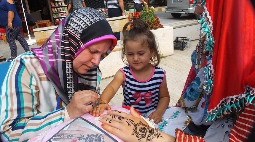 Sındırgı'daki festivalde kadınların 'katre-i henna' ilgisi
