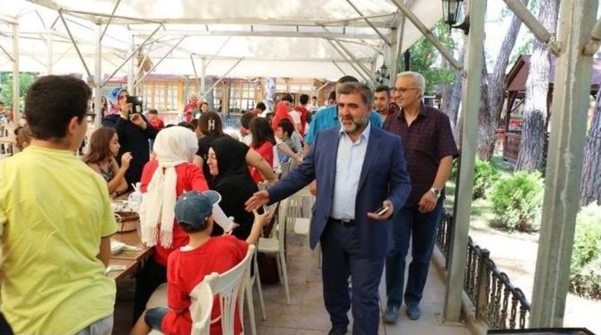 Başkan &Ouml;zdemir Gen&ccedil;leri Yemekte Ağırladı