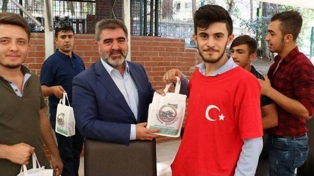 Başkan Özdemir Gençleri Yemekte Ağırladı