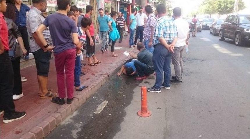 Y&uuml;r&uuml;rken Yola D&uuml;şen Gencin Yardımına Vatandaşlar Koştu