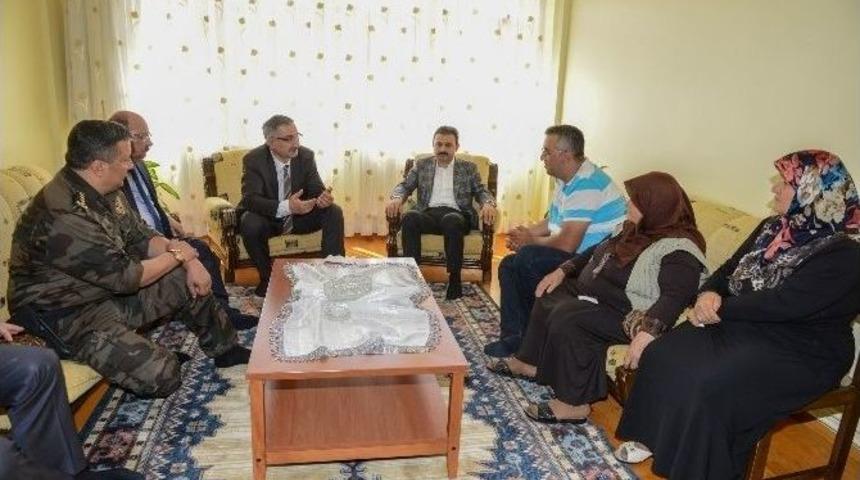 Vali Kılı&ccedil; Ve Başkan K&uuml;lc&uuml;&rsquo;den Şehit Karslı&rsquo;nın Ailesine Taziye Ziyaret