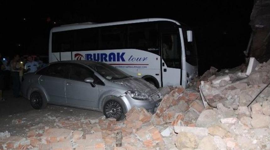 Duvar &Ccedil;&ouml;kt&uuml;, İki Ara&ccedil; Zarar G&ouml;rd&uuml;