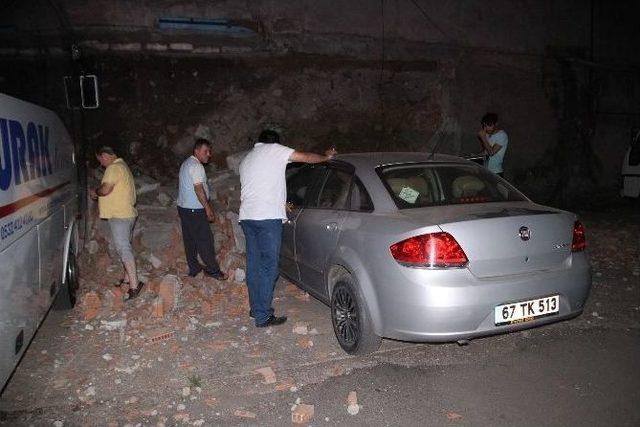 Duvar Çöktü, İki Araç Zarar Gördü