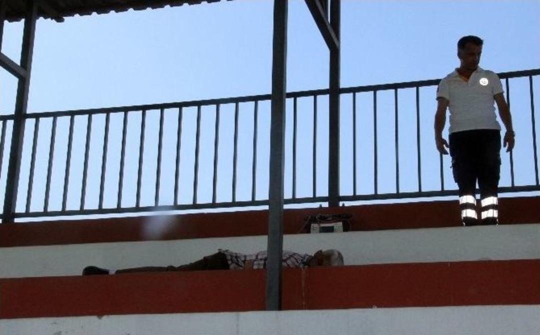 Trib&uuml;nde Esrarengiz &Ouml;l&uuml;m