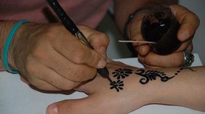 Gen&ccedil;ler Hint Kınasını Tercih Ediyor