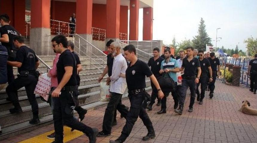 Kocaeli&rsquo;de Polislerin De Bulunduğu 30 Fet&ouml; Ş&uuml;phelisi Adliyeye &Ccedil;ıkartıldı