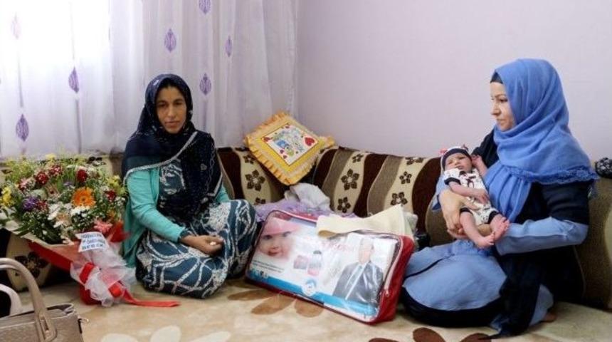 &Ouml;mer Halis Bebeğe Anlamlı Ziyaret