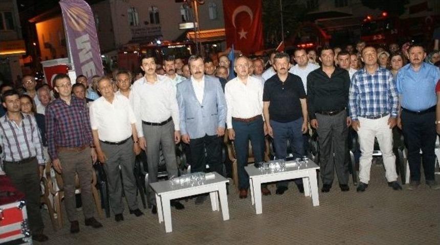 Devrek&rsquo;te Demokrasi N&ouml;betine &Ouml;ğretmenlerden T&uuml;rk&uuml;l&uuml;, Şiirli Destek