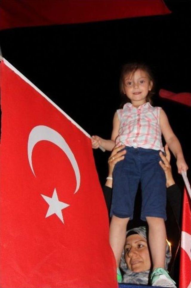 Demokrasi Nöbeti Birlik Ve Beraberlik İçerisinde Devam Ediyor