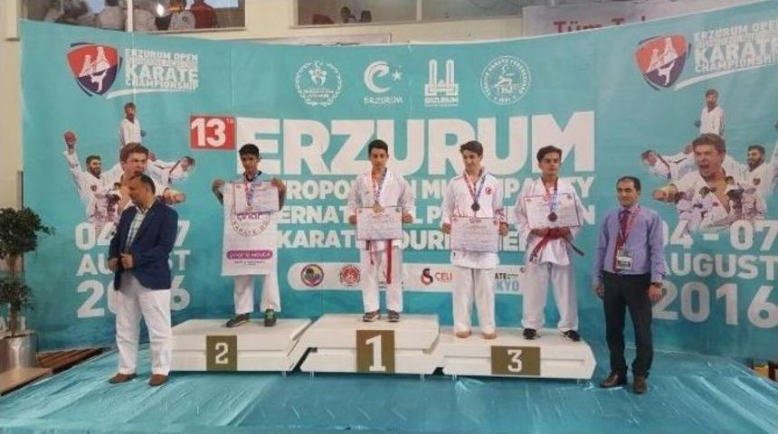 B&uuml;y&uuml;kşehirli Karateciler, Milli Takımı Zirveye &Ccedil;ıkardı