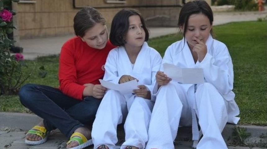 Bileklik Satarak Kazandıkları Paraları 15 Temmuz Kampanyasına Bağışladılar