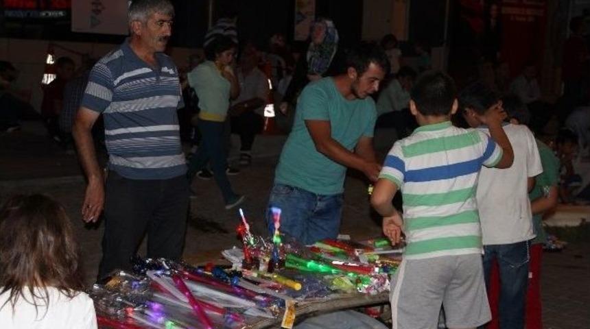 Demokrasi N&ouml;betleri Seyyar Satıcıların İşine Yaradı