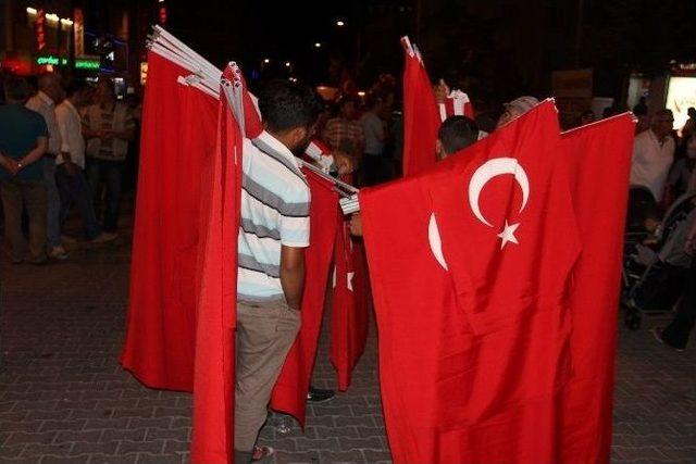 Demokrasi Nöbetleri Seyyar Satıcıların İşine Yaradı