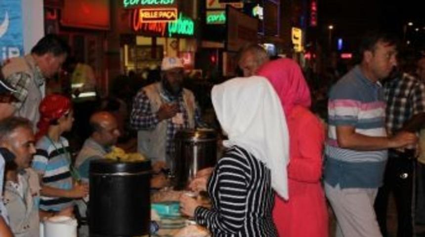 Beşir Derneği N&ouml;bet Tutan Vatandaşlara &Ccedil;ay İkramında Bulunuyor