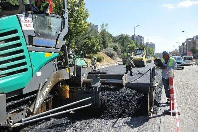 Yenilenen Dikmen Caddesi’nde Asfalt Serimi Başladı