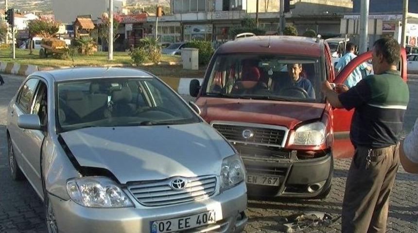 G&ouml;lbaşı İl&ccedil;esinde İki Otomobil &Ccedil;arpıştı